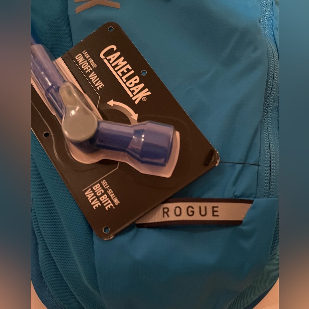 NWT - CAMELBAK Rogue Light 70oz. Hydration Pack - Repurpose Silver - Blue - Picture 8 of 11